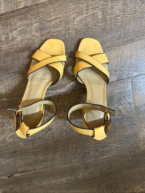 Naturalizer Women’s Golden Yellow Strappy Women’s Heels 👠- Size 6M